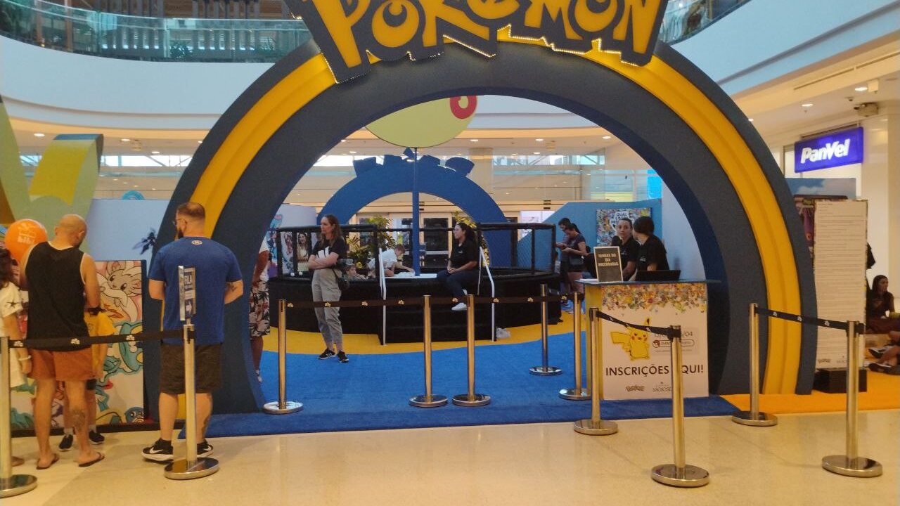 Uma arena pequena com 2 filas - uma de cada lado - e um arco de entrada. Sobre o arco está escrito "Pokémon".