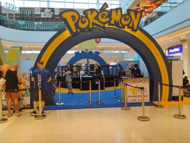 Uma arena pequena com 2 filas - uma de cada lado - e um arco de entrada. Sobre o arco está escrito "Pokémon".
